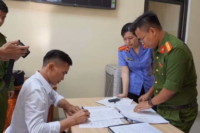 Nguyễn Văn Hoàng tại thời điểm làm việc với cơ quan chức năng. (Ảnh: Công an cung cấp)