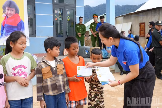 Đoàn Trường đại học Sư phạm - Đại học Đà Nẵng trao kinh phí hỗ trợ cho học sinh có hoàn cảnh khó khăn trên địa bàn. (Ảnh: GIA HÂN)