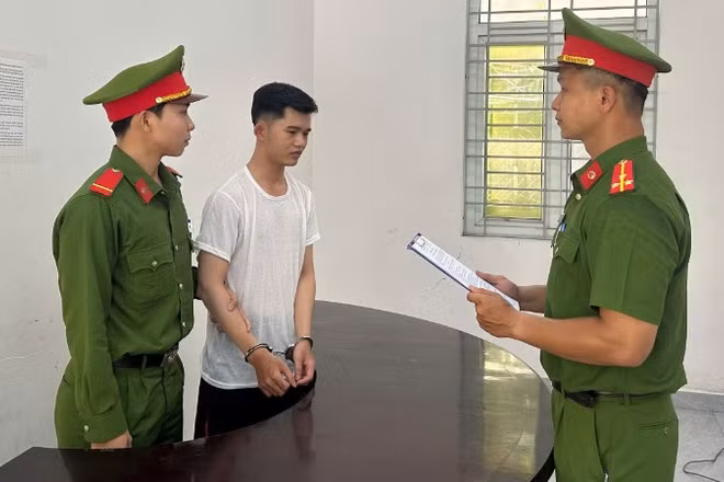 Lực lượng chức năng thi hành Lệnh bắt bị can để tạm giam đối với Đỗ Phú Tâm. (Ảnh: Công an cung cấp) 