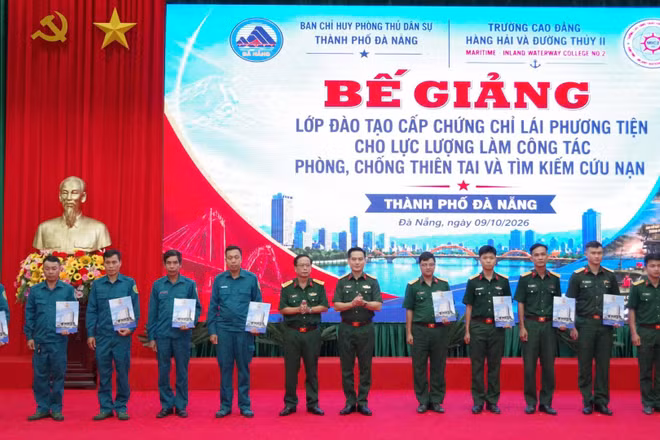 Các học viên nhận chứng chỉ lái phương tiện thủy nội địa. (Ảnh: QUANG CƯỜNG)