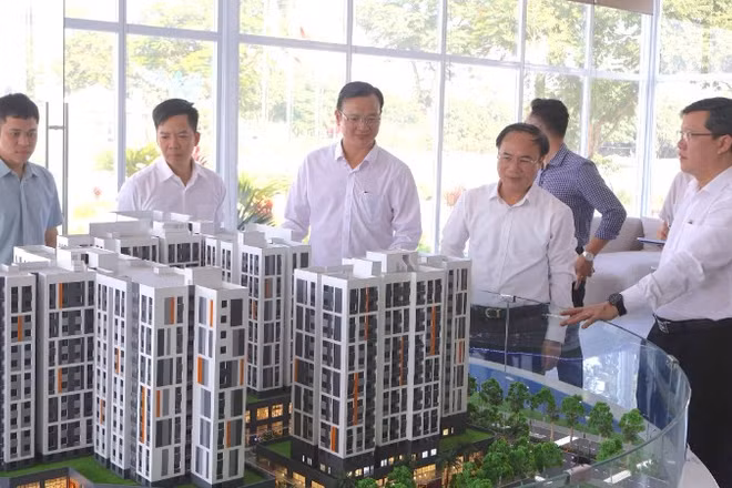 Thứ trưởng Xây dựng Nguyễn Văn Sinh và đoàn công tác làm việc tại Đà Nẵng về tiến độ xây dựng nhà ở xã hội.
