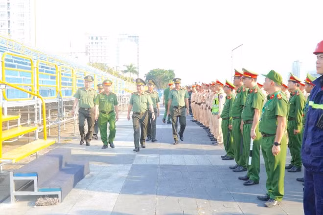 Thiếu tướng Nguyễn Hữu Hợp, Giám đốc Công an thành phố Đà Nẵng kiểm tra công tác bảo đảm an toàn tại sân khấu chính diễn ra DIFF 2026.