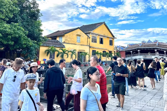 Từ ngày 10/8, mức phí tham quan tại quan đô thị cổ Hội An là 20.000 đồng/người/công trình. (Ảnh: Anh Đào)