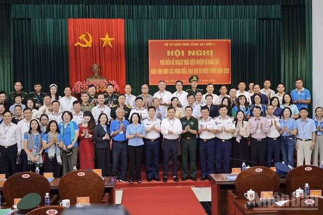 Các đại biểu chụp ảnh lưu niệm trước khi lên tàu. (Ảnh: ANH ĐÀO)