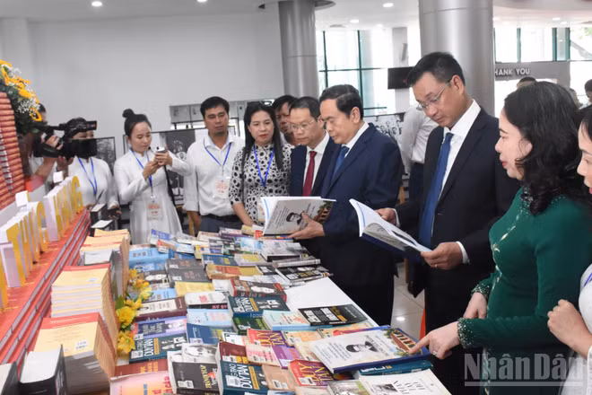 Các đại biểu tham quan không gian trưng bày, triển lãm sách và tư liệu về cụ Huỳnh Thúc Kháng. (Ảnh: ANH ĐÀO)