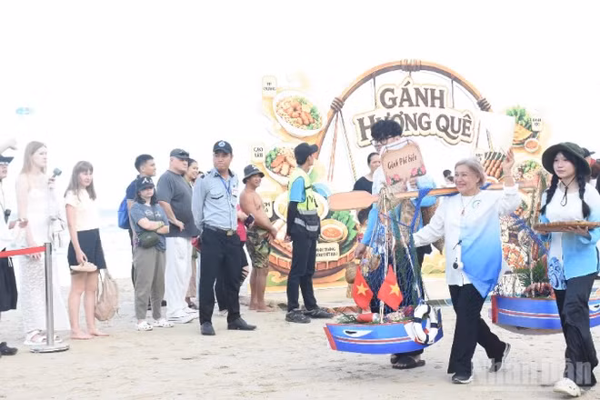 Đà Nẵng lần đầu tiên diễu hành ẩm thực “Gánh vị Đà Nẵng”. (Ảnh: ANH ĐÀO)