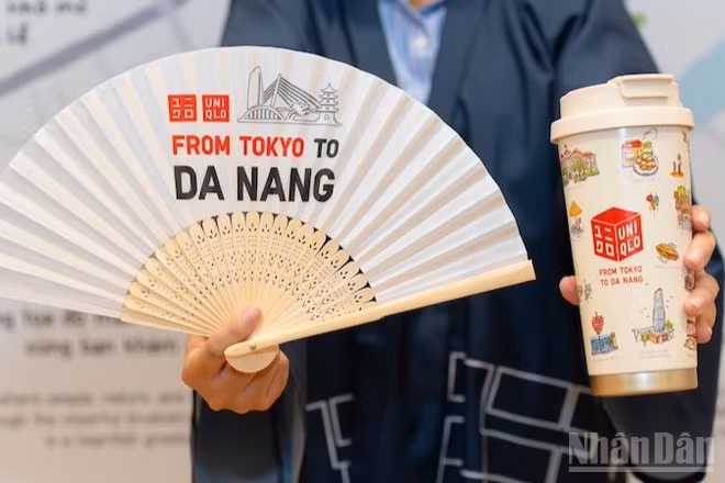 Quà tặng mang nhiều ý nghĩa dành cho những khách hàng đầu tiên đến cửa hàng. (Ảnh: ANH ĐÀO)