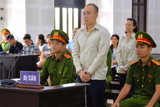 Bị cáo Nguyễn Quang Hoàng và 4 thuộc cấp lãnh án chung thân vì tội lừa đảo chiếm đoạt tài sản. (Ảnh: ĐX)