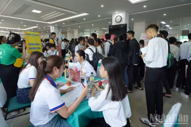 Ngày hội việc làm thu hút rất đông sinh viên, người lao động Đà Nẵng tham gia phỏng vấn. (Ảnh: ANH ĐÀO)