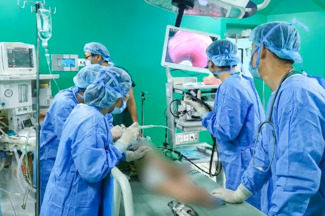 Các y, bác sĩ tiến hành mổ nội soi lấy dị vật ra khỏi thực quản bệnh nhi 11 tháng tuối.