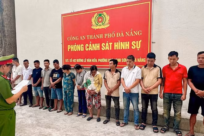 Công an triệu tập các đối tượng liên quan trong đường dây cá độ bóng đá. (Ảnh: Công an cung cấp)