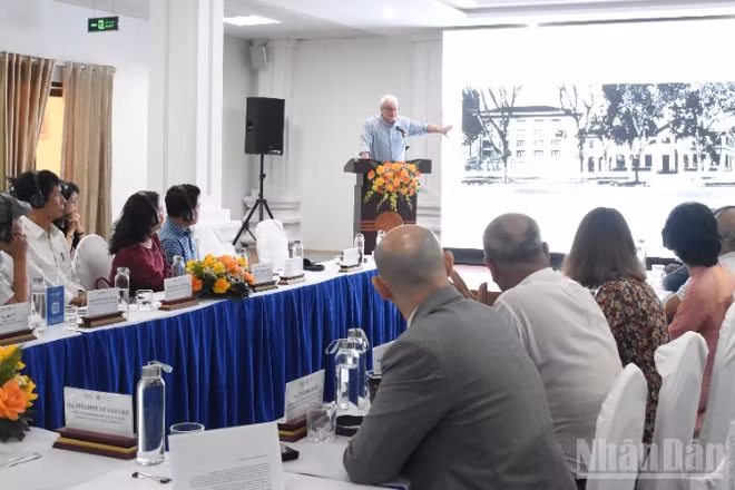 Ông Philippe Le Failler, Giám đốc Viện Viễn Đông Bác cổ Pháp trình bày tham luận tại tọa đàm. (Ảnh: Anh Đào)