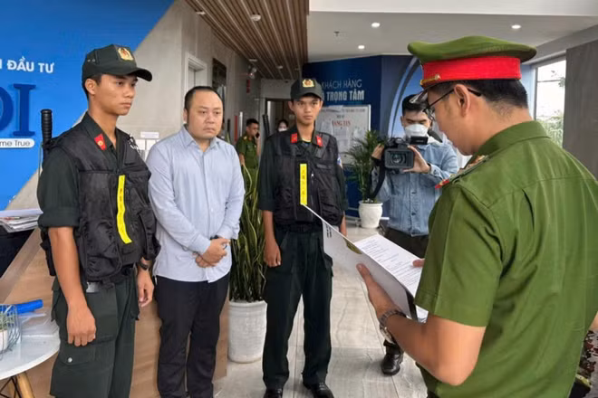 Bị cáo Nguyễn Quang Hoàng tại thời điểm bị bắt ngày 8/11/2024. (Ảnh: Công an cung cấp)