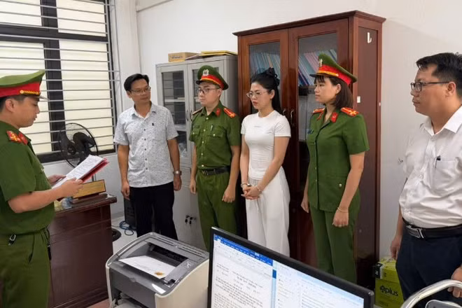 Cơ quan Cảnh sát điều tra Công an thành phố Đà Nẵng thi hành các quyết định khởi tố vụ án, khởi tố bị can, thi hành lệnh bắt bị can để tạm giam đối với Phạm Thị Mỹ Tuyết. (Ảnh: Công an cung cấp)