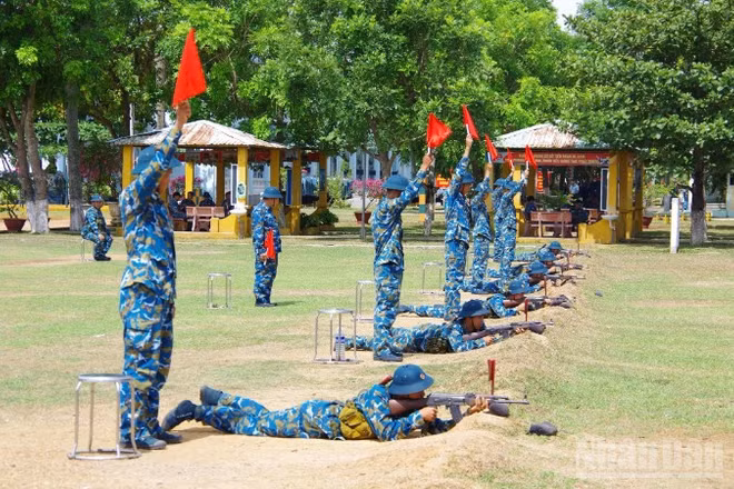 Chiến sĩ mới thực hành bắn súng tiểu liên AK bài 1.