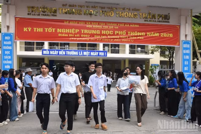Các thí sinh Đà Nẵng kết thúc ngày thi đầu tiên. (Ảnh: ANH ĐÀO)