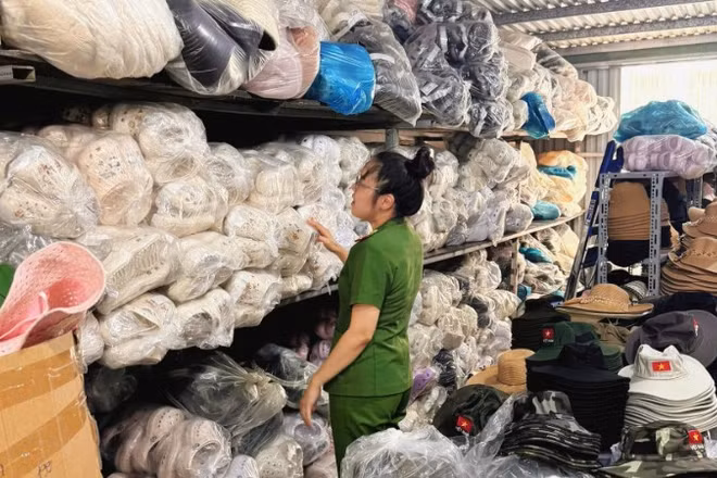 Đà Nẵng phát hiện, tạm giữ 700 đôi sandal có dấu hiệu xâm phạm quyền sở hữu trí tuệ. (Ảnh: Công an cung cấp)