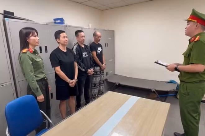 Cơ quan điều tra tống đạt các quyết định bắt tạm giam 3 đối tượng truy nã. (Ảnh: Công an cung cấp)