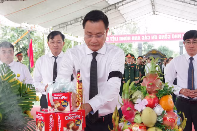 Bí thư Thành ủy Đà Nẵng Lê Ngọc Quang dâng hương tại lễ viếng, truy điệu và an táng 14 hài cốt liệt sĩ. (Ảnh: QUANG CƯỜNG)