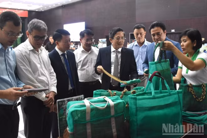 Các đại biểu tham quan gian hàng trưng bày sản phẩm chuyển đổi xanh, bên lề hội thảo. (Ảnh: ANH ĐÀO)