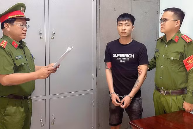 Đối tượng Phan Hồng Thiện tại Cơ quan điều tra. (Ảnh: Công an cung cấp)