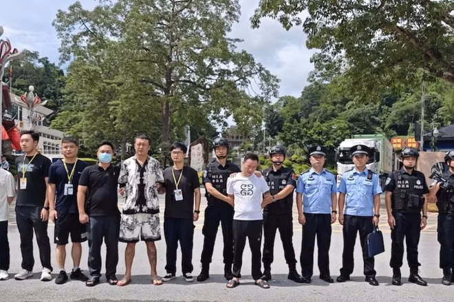 Các lực lượng chức năng Việt Nam bàn giao các đối tượng cho phía Trung Quốc. (Ảnh: Công an cung cấp)