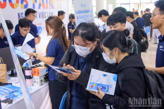 Sinh viên trực tiếp tham gia phỏng vấn tìm việc làm tại chương trình. (Ảnh: ANH ĐÀO)