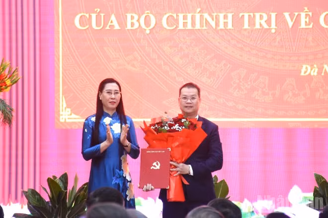 Phó Trưởng Ban Tổ chức Trung ương Bùi Thị Quỳnh Vân trao quyết định cho tân Phó Bí thư Thành ủy Đà Nẵng Nguyễn Mạnh Hùng. (Ảnh: ANH ĐÀO)