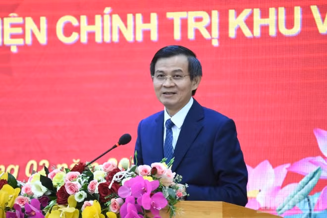 Đồng chí Đoàn Minh Huấn, Ủy viên Bộ Chính trị, Bí thư Đảng ủy, Giám đốc Học viện Chính trị quốc gia Hồ Chí Minh phát biểu tại buổi làm việc. (Ảnh: ANH ĐÀO)