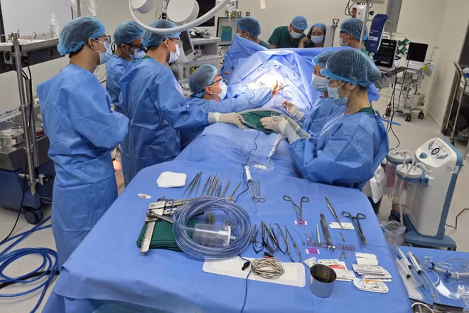 Bệnh viện C Đà Nẵng thực hiện ca phẫu thuật bắc cầu động mạch vành thành công dưới sự hỗ trợ của Bệnh viện Trung ương Huế. (Ảnh: H.T)