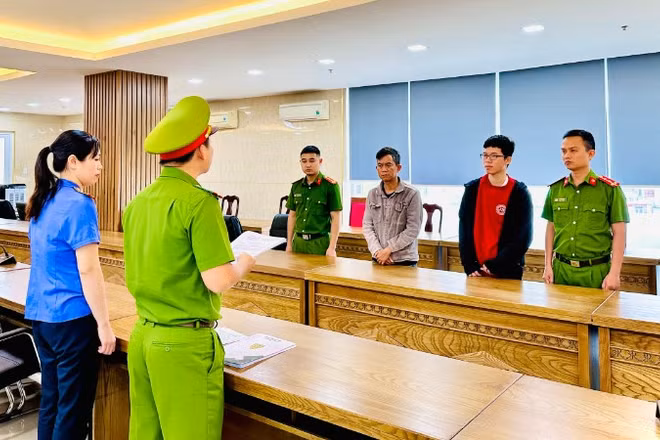 Cơ quan Cảnh sát điều tra (Phòng Cảnh sát kinh tế) Công an thành phố Đà Nẵng tống đạt các quyết định khởi tố vụ án, khởi tố bị can. (Ảnh: Công an cung cấp)