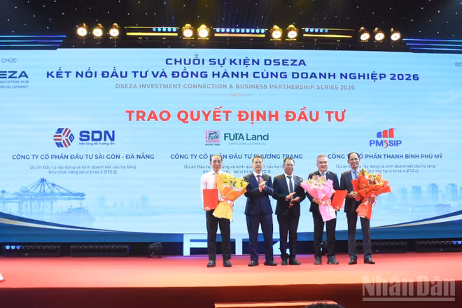 Lãnh đạo thành phố Đà Nẵng trao các Quyết định chấp thuận đầu tư và Giấy chứng nhận đăng ký đầu tư cho các dự án hạ tầng Vị trí số 2, Vị trí số 3 và Vị trí số 4 thuộc Khu thương mại tự do, tháng 6/2026. (Ảnh: ANH ĐÀO)