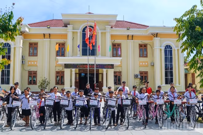 Những chiếc xe đạp trao tặng học sinh vượt khó, học giỏi tại xã Phước Trà, thành phố Đà Nẵng.