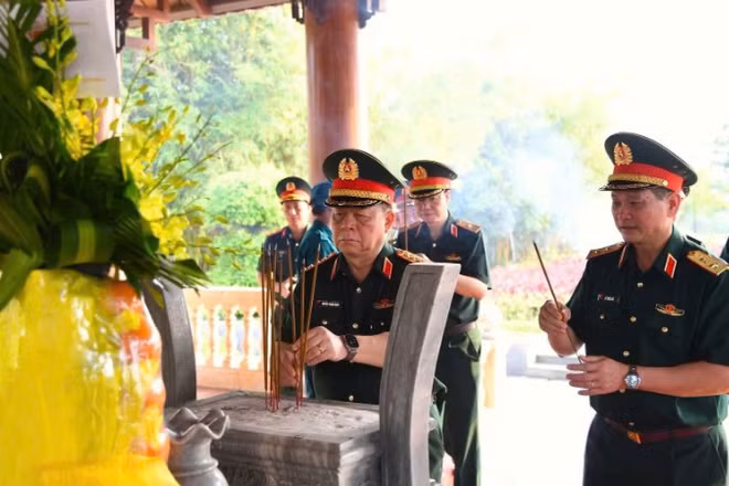 Đại tướng Nguyễn Trọng Nghĩa, Ủy viên Bộ Chính trị, Bí thư Trung ương Đảng, Ủy viên Thường vụ Quân ủy Trung ương, Chủ nhiệm Tổng cục Chính trị Quân đội nhân dân Việt Nam dâng hương tại Nghĩa trang liệt sĩ Thành phố Đà Nẵng.