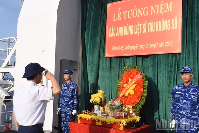 Đồng chí Trung tướng Bùi Quốc Oai, Bí thư Đảng ủy, Chính ủy Cảnh sát biển Việt Nam dâng hương tưởng niệm các Anh hùng liệt sĩ Tàu không số C43B. (Ảnh: ANH ĐÀO)