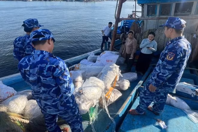 Bộ Tư lệnh Vùng Cảnh sát biển 2 phát hiện tàu cá vi phạm pháp luật trên biển.