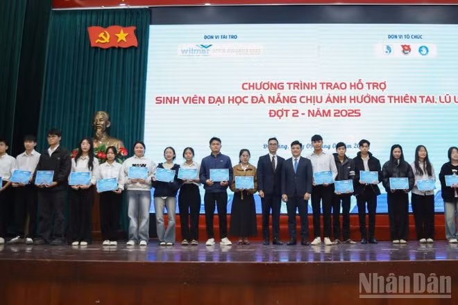 Hội sinh viên Đại học Đà Nẵng và các doanh nghiệp đồng hành, hỗ trợ sinh viên miền trung-Tây Nguyên vượt khó, học giỏi. (Ảnh: GIA HÂN)