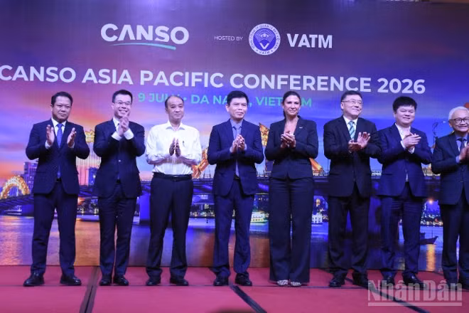 Các đại biểu tham dự hội nghị chụp ảnh lưu niệm. (Ảnh: ANH ĐÀO)