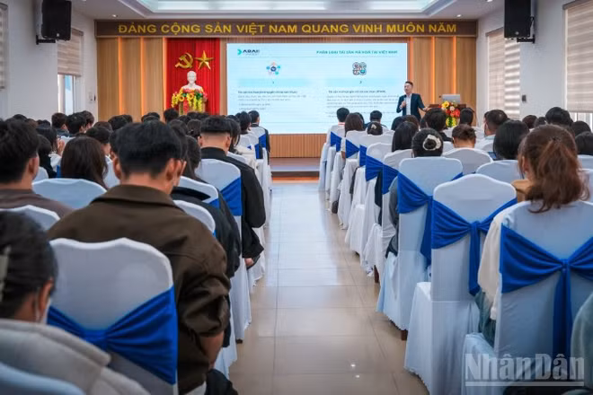 Đông đảo sinh viên Trường đại học Kinh tế-Đại học Đà Nẵng cập nhật các thông tin mới nhất về tài chính số.