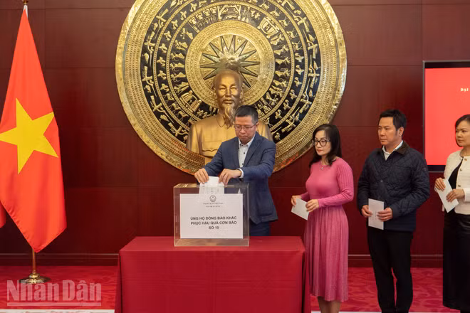 Đại sứ Phạm Thanh Bình, Công sứ Ninh Thành Công quyên góp ủng hộ đồng bào trong nước.