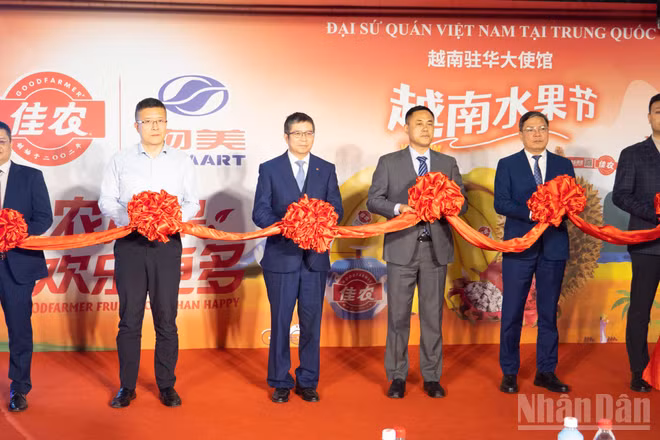 Lễ cắt băng khai trương Ngày hàng Việt Nam tại Trung Quốc và Lễ hội trái cây Việt Nam.