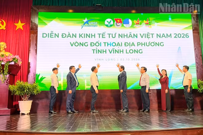 Nghi thức bấm nút vòng Đối thoại địa phương tỉnh Vĩnh Long. (Ảnh: BÁ DŨNG)