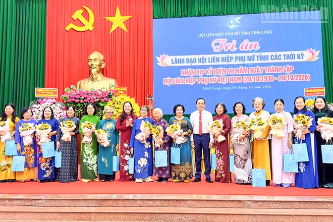 Lãnh đạo tỉnh Vĩnh Long tri ân đại biểu phụ nữ có nhiều đóng góp. (Ảnh: BÁ DŨNG)