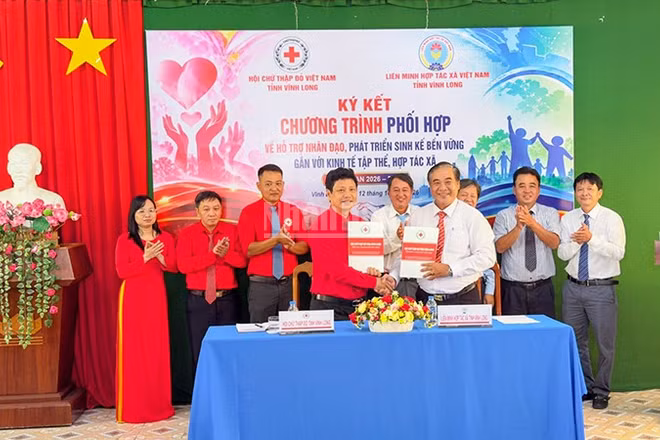 Hai bên thực hiện nghi thức ký kết hợp tác. (Ảnh: BÁ DŨNG)