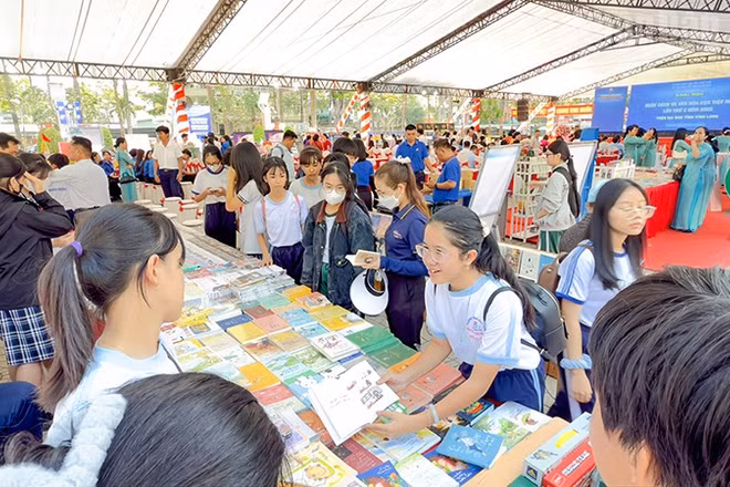 Đông đảo các em học sinh tham gia ngày sách. 