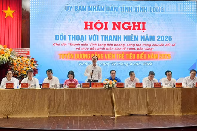 Chủ tịch Ủy ban nhân dân tỉnh Vĩnh Long Trần Trí Quang trả lời câu hỏi của thanh niên. 