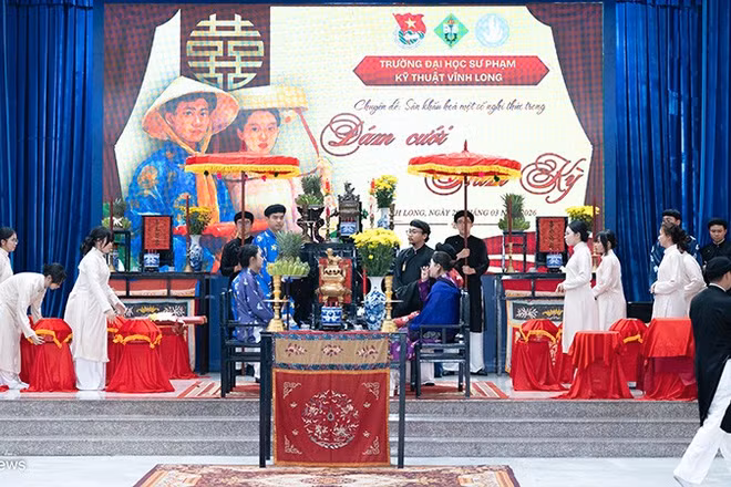 Sinh viên tái hiện đám cưới Nam Kỳ xưa. 