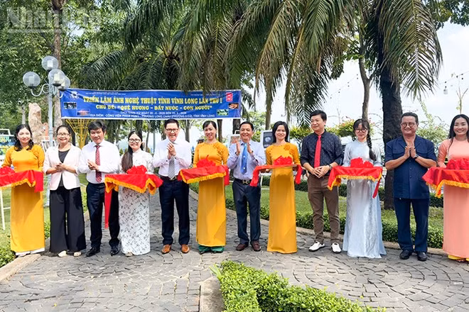 Các đại biểu cắt băng khai mạc Triển lãm.