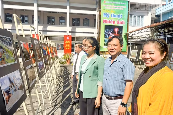 Đại biểu tham quan tranh ảnh nghệ thuật. 