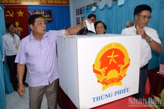 Cử tri bỏ phiếu bầu cử tại xã Tân Phước 1, tỉnh Đồng Tháp.